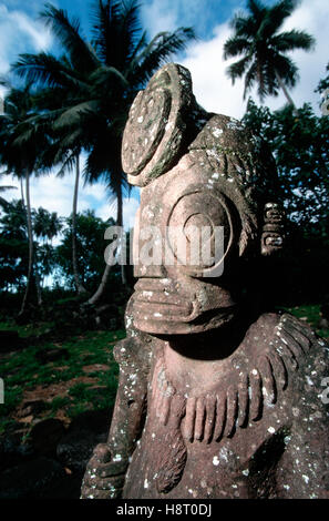 Tiki Steinbildhauen auf Hiva Oa Insel, Marquesas-Inseln, Französisch-Polynesien Stockfoto