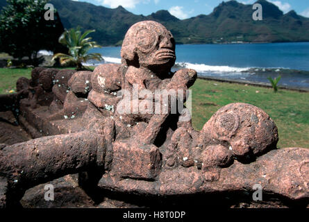 Tiki Steinbildhauen auf Hiva Oa Insel, Marquesas-Inseln, Französisch-Polynesien Stockfoto