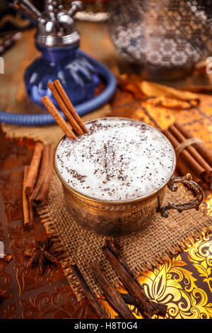 Chai-Tee mit Milch, Honig und exotische spieces Stockfoto