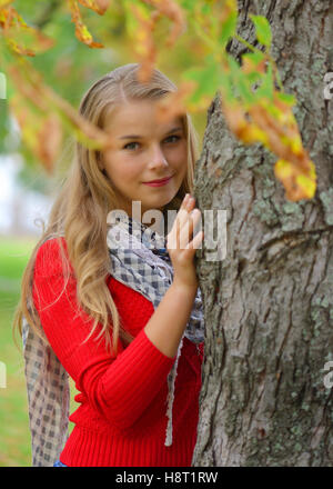 Porträt der schönen jungen Frau im Freien im Herbst Stockfoto