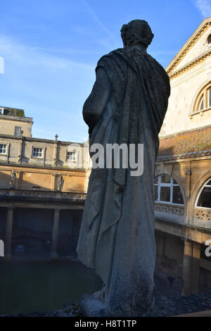 Statue auf der oberen Terrasse, mit Blick auf die Roman Baths, Bath, Somerset, England Stockfoto