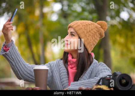 Internet und Glück Technologiekonzept. Frau glücklich Mädchen, die selbst Bild Selfie mit Smartphone-Kamera im Freien im Herbst Stockfoto