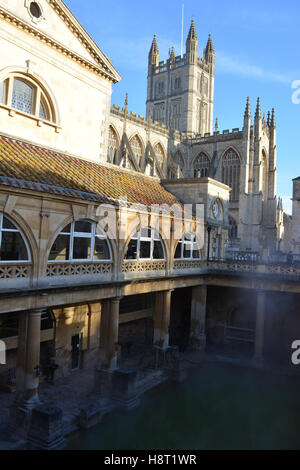 Roman Baths, Bath, Somerset, England, mit Bath Abbey im Hintergrund Stockfoto