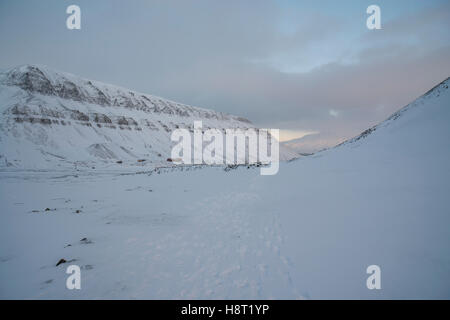 Polarwinterfest in Nybyen-Longyearbyen. Tal mit umliegenden Bergen. Svalbard Spitsbergen Norwegen. Blick auf den Berg Platåberget. Stockfoto