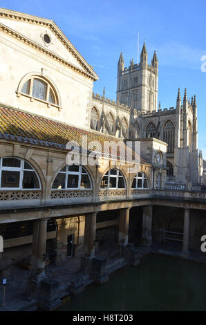 Roman Baths mit Bath Abbey im Hintergrund, Bath, Somerset, England Stockfoto