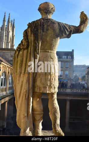 Statue auf der oberen Terrasse mit Blick auf die Roman Baths, Bath, Somerset, England Stockfoto