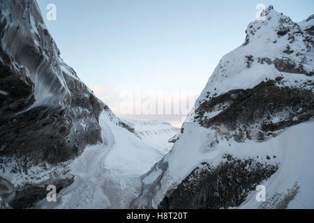 Arktischer Sonnenuntergang auf dem Weg zum Berg Larsbreen im Winter, Svalbard Spitsbergen Norwegen. Stockfoto