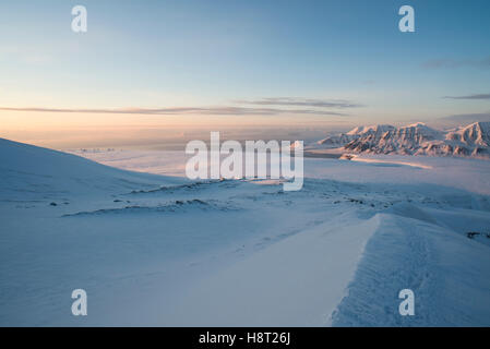 Auf dem Weg nach Nordenskiölfjellet in der Nähe von Longyearbyen, Svalbard, Norwegen Panoramaaussicht von Adventfjorden, Isfjorden und Plateauberget im Abendlicht Stockfoto