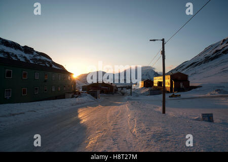 Midnight Sun in Longyearbyen Nybyen, im arktischen Winter von Svalbard. April Sonne im Norden. Stockfoto
