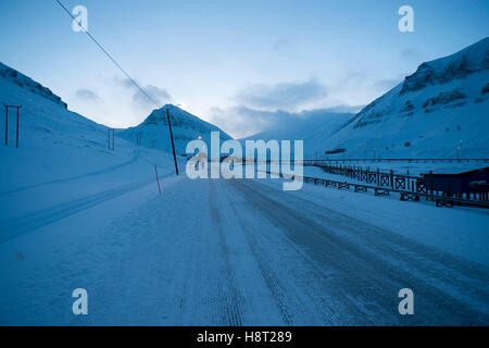 Arktischer Winter in Longyeardalen, Straße zwischen Longyearbyen und Nybyen Longyeardalen, Svalbard, Spitzbergen Stockfoto