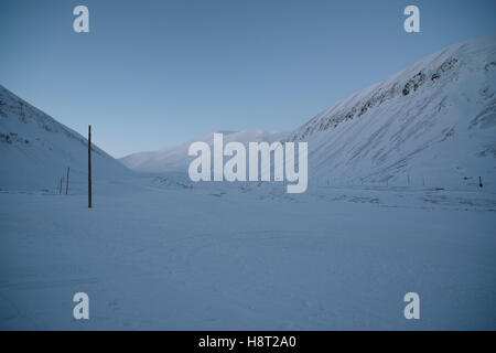 Winter in Longyeardalen und den umliegenden Bergen. Longyearbyen, Spitsbergen, Svalbard, Norwegen Stockfoto