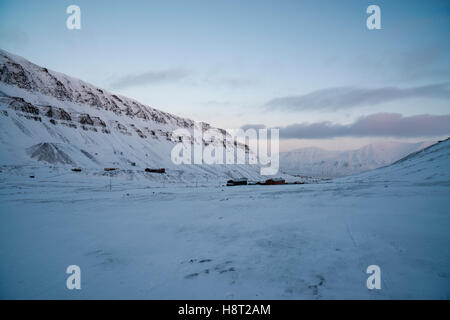 Polarwintern in Nybyen-Longyearbyen und den umliegenden Bergen, Svalbard, Longyearbyen, Spitzbergen. Blick auf Nybyen und Platåberget. Stockfoto
