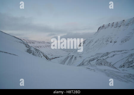 Zurück durch die Berge nach Longyearbyen auf dem Weg nach Larsbreen. Wintersaison auf Svalbard. Longyearbyen, Spitsbergen, Svalbard, Norwegen Stockfoto