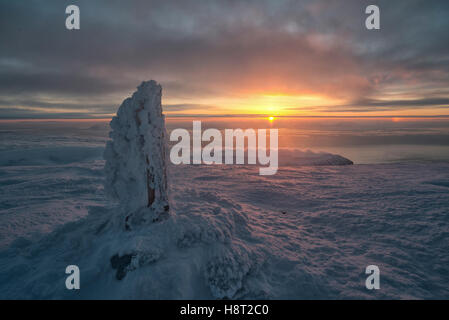 Auf dem Gipfel des Nordenskiöldfjellet bei Sonnenaufgang. Sonnenuntergang in arktischer Landschaft, Spitsbergen, Svalbard-Archipel, Norwegen Stockfoto