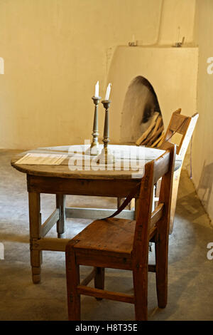 Tisch und Stühle, Wohnzimmer ("Sala"), Hacienda de Los Martinez, Taos, New Mexico, Vereinigte Staaten Stockfoto