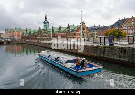 Touristenboot auf dem Frederiksholm-Kanal mit Kopenhagen Alte Börse, Borsen, Kopenhagen, Dänemark Stockfoto