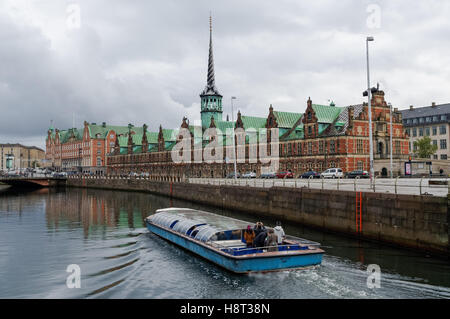 Touristenboot auf dem Frederiksholm-Kanal mit Kopenhagen Alte Börse, Borsen, Kopenhagen, Dänemark Stockfoto