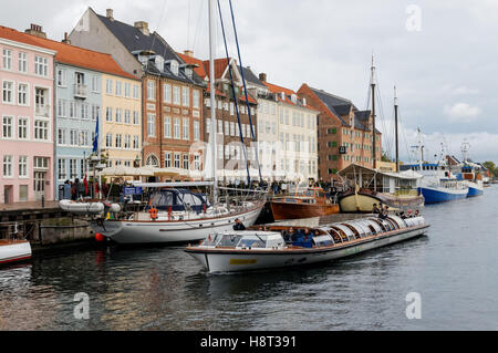 Bunte Stadthäuser entlang Nyhavn Kanal in Kopenhagen, Dänemark Stockfoto