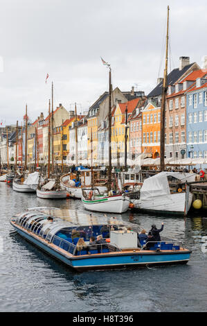 Bunte Stadthäuser entlang Nyhavn Kanal in Kopenhagen, Dänemark Stockfoto