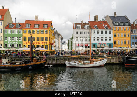 Bunte Stadthäuser entlang Nyhavn Kanal in Kopenhagen, Dänemark Stockfoto