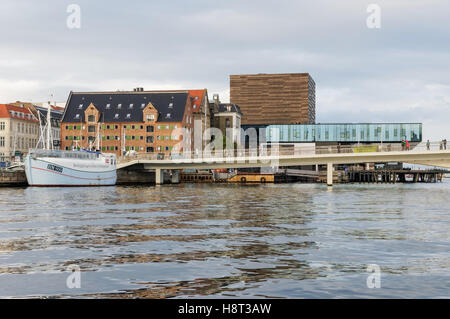 Menschen Sie Grenzübergang Inderhavnsbroen (The Inner Harbour Bridge) in Kopenhagen, Dänemark Stockfoto