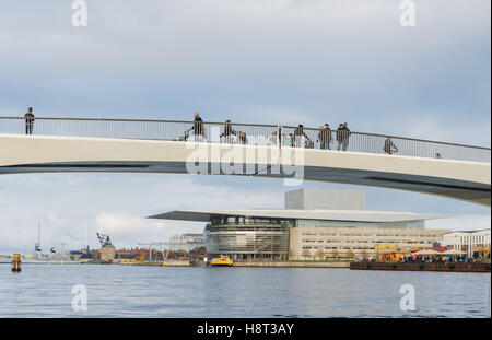 Die Menschen auf Inderhavnsbroen Fußgänger- und Fahrradbrücke mit dem Opernhaus von Kopenhagen Operaen im Hintergrund, Kopenhagen, Dänemark Stockfoto