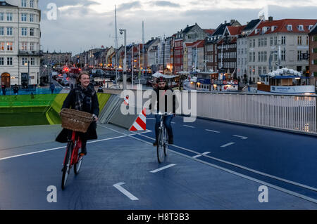 Radfahrer auf der Inderhavnsbroen (die Inner Harbour Bridge) Fußgänger- und Fahrradbrücke in Kopenhagen, Dänemark Stockfoto