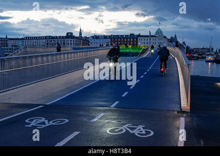 Radfahrer auf der Inderhavnsbroen (die Inner Harbour Bridge) Fußgänger- und Fahrradbrücke in Kopenhagen, Dänemark Stockfoto