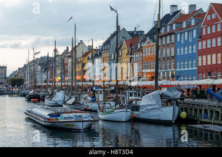 Bunte Stadthäuser entlang Nyhavn Kanal in Kopenhagen, Dänemark Stockfoto