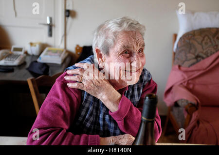 Ältere Dame (neunzigjährige) in der Bretagne Stockfoto