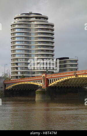 Riverwalk Mehrfamilienhaus und Vauxhall Bridge über die Themse in London, Großbritannien Stockfoto