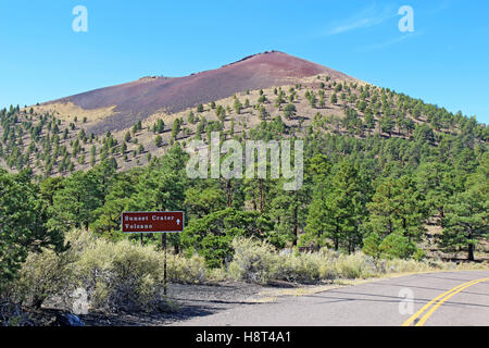 Zeichen und Neigung der Schlackenkegel im Sunset Crater Volcano National Monument nördlich von Flagstaff, Arizona Stockfoto