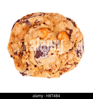 Einzelne frisch gebackene, hausgemachte Schokolade und Butterscotch Chip Haferflocken Cookies vor einem weißen Hintergrund isoliert Stockfoto