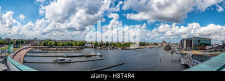 Stadtbild von amsterdan ein blauer Himmel Tag mit schönen, weißen Wolken von Nemo Science Museum Stockfoto