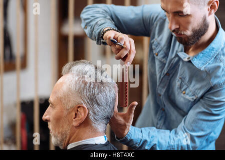 Friseur Haarschnitt für den älteren Menschen zu tun Stockfoto