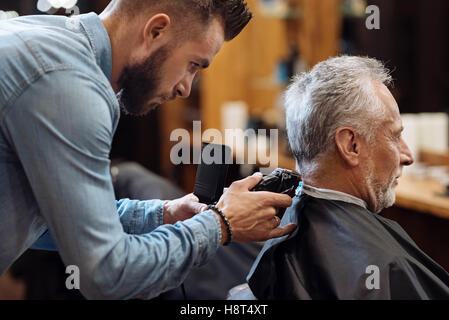 Friseur Schnitt Hals der senior client Stockfoto