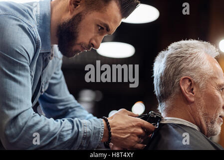 Friseur Schnitt Hals der senior client Stockfoto