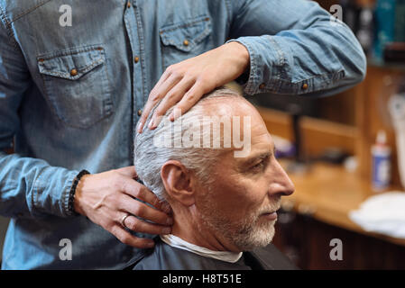 Friseur Haar-Styling von senior client Stockfoto