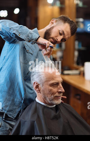 Gut aussehend Friseur Haarschnitt zu senior woman Stockfoto