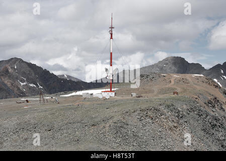 Zelluläre Turm am Gipfel des Berges. Die Höhe von 3000 Meter. Altai, Russland. Stockfoto