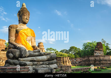 Ayutthaya (Thailand), riesige Buddha-Statue in einem alten Tempelruinen Stockfoto