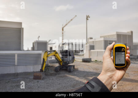 Suche nach der richtigen Position innerhalb einer Baustelle per Gps (der Hintergrund jedoch unscharf) Stockfoto