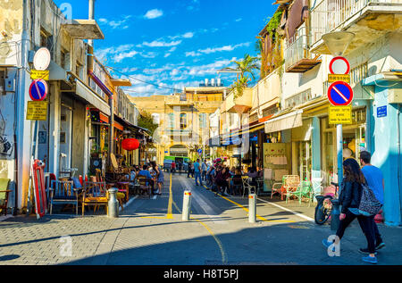 Die schattige Straße von old Jaffa verbirgt sich die gemütliche Straßencafés und Geschäfte von Retro-Möbeln, so beliebt in der lokalen Flohmarkt Stockfoto