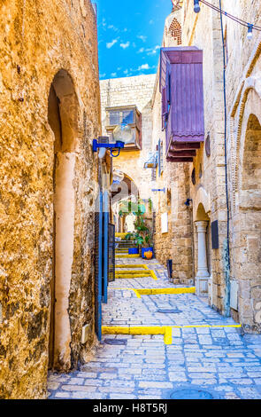 Die schmale Straße des mittelalterlichen Viertels in der oberen Stadt Jaffa, Tel Aviv, Israel. Stockfoto