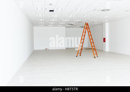 Arbeitnehmer dienen Holzleiter, komplette Klimaanlage System Ventilation im modernen Office-Decke mit Luftkanal und Lampen. Stockfoto