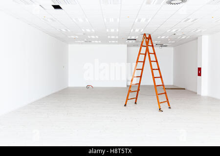 Arbeitnehmer dienen Holzleiter, komplette Klimaanlage System Ventilation im modernen Office-Decke mit Luftkanal und Lampen. Stockfoto