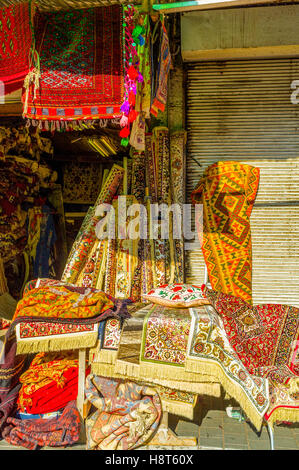 Bunt gemusterte Seide Teppiche auf dem Flohmarkt stall der alten Jaffa, Tel Aviv, Israel. Stockfoto