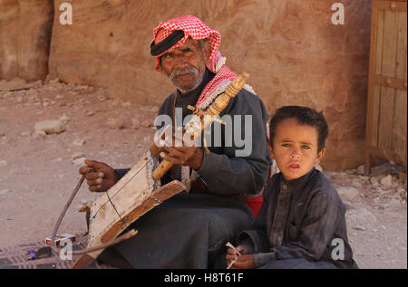 Vater, die Wiedergabe von Musik und sein Sohn, Petra Jordan Stockfoto