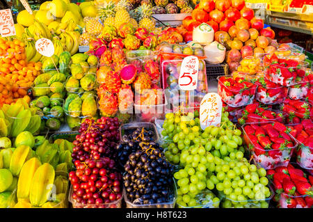 Die leckere frische Früchte in Carmel-Marktstand Stockfoto