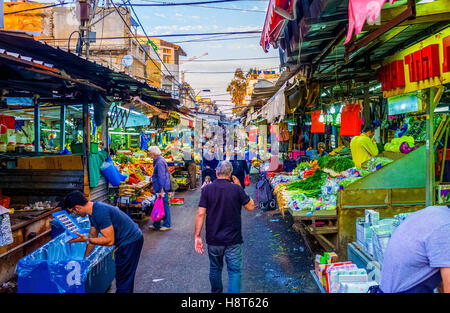 Die lauten und überfüllten Carmel-Markt in jemenitischen Viertel ist eines der Wahrzeichen der Stadt, bietet frisches Gemüse, Früchte und loca Stockfoto